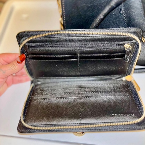 Michael Kors Bag with matching wallet! - Picture 4 of 4